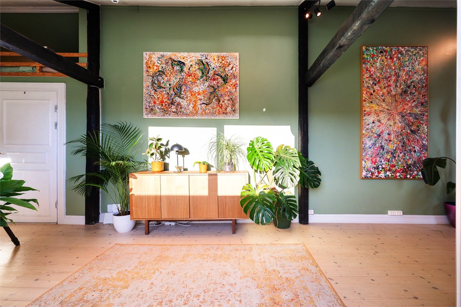 Nærmeste dagligvare er Kiwi Rodeløkka som ligger i byggets første etasje, det er også kort vei til Meny Ringnes Park, Coop Extra Birkelunden og områdets delikatesseforretninger.