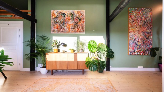 Nærmeste dagligvare er Kiwi Rodeløkka som ligger i byggets første etasje, det er også kort vei til Meny Ringnes Park, Coop Extra Birkelunden og områdets delikatesseforretninger.