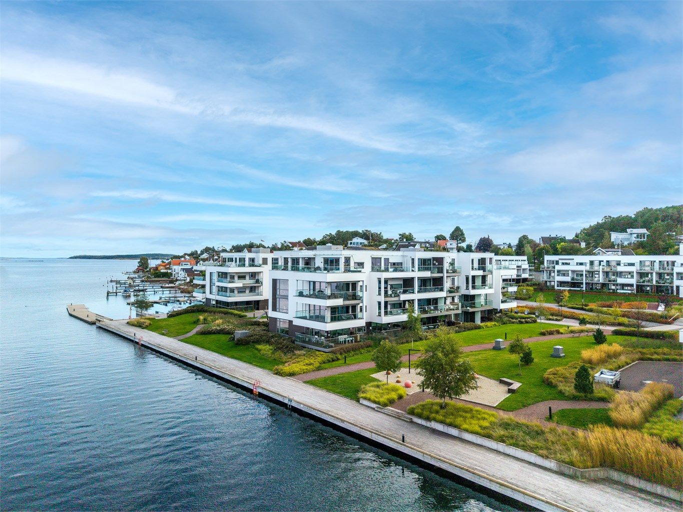 Husøy Havn med maritime omgivelser og umiddelbar nærhet til sjøen.