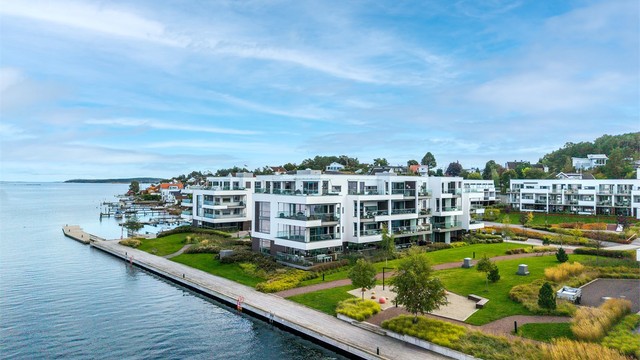 Husøy Havn med maritime omgivelser og umiddelbar nærhet til sjøen.