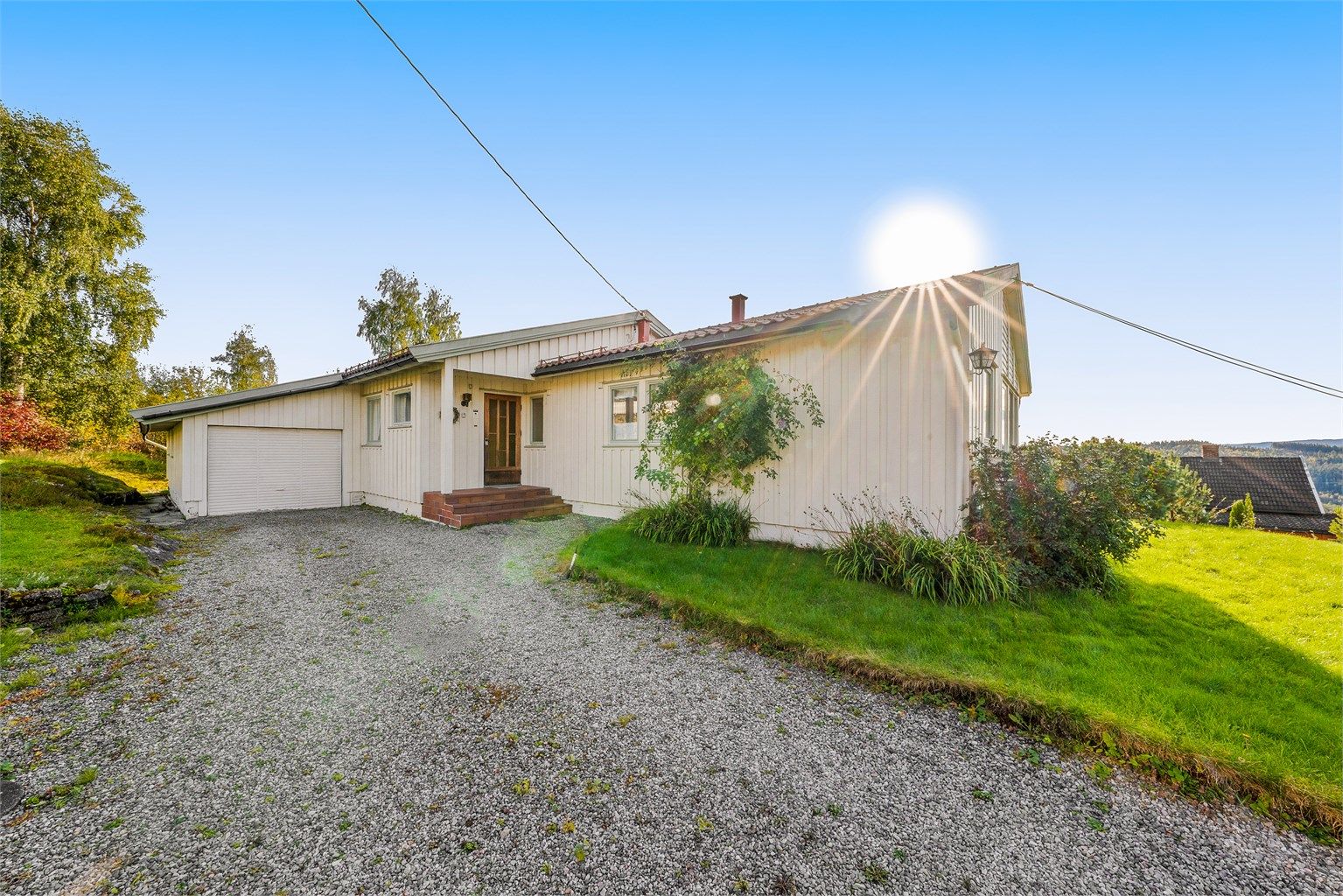 Integrert garasje med god plass til bil og generell oppbearing. 