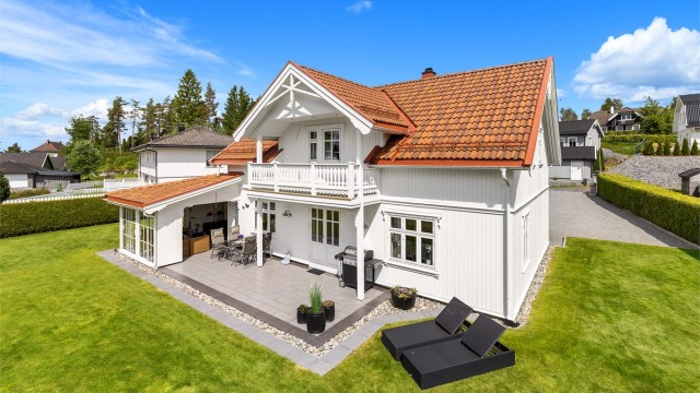 Innholdsrik enebolig fra 2007 med vannbåren gulvvarme i første etasje, balansert ventilasjon og dobbelgarasje med lader for elbil.
Foto: Jørgen Sørebø