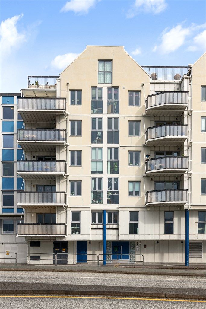 Fin leilighet beliggende på hjørne i byggets første bolig etg. Leiligheten ligger i et svært populært og godt drevet sameie. 