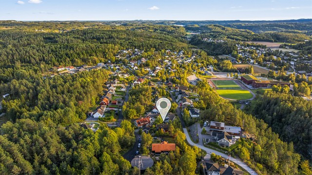 Gangavstand til Kodal skole, Kodalhallen og lokale idrettsanlegg.
