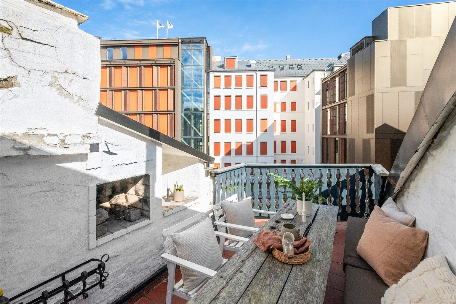 Privat takterrasse med utgang fra mesaninen. Det gjøres oppmerksom på at disse ikke er byggemeldt til kommunen.