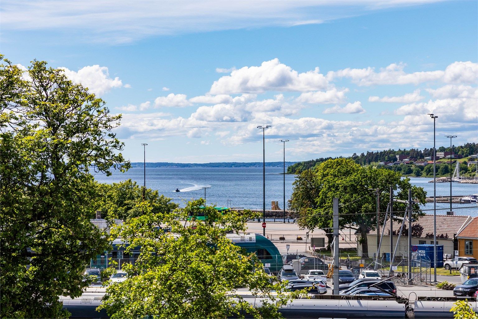 I loftstuen sees flott utsikt til Oslofjorden og Vestfold-siden i bakgrunnen.