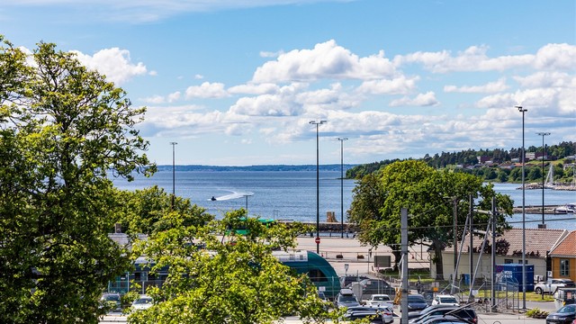 I loftstuen sees flott utsikt til Oslofjorden og Vestfold-siden i bakgrunnen.