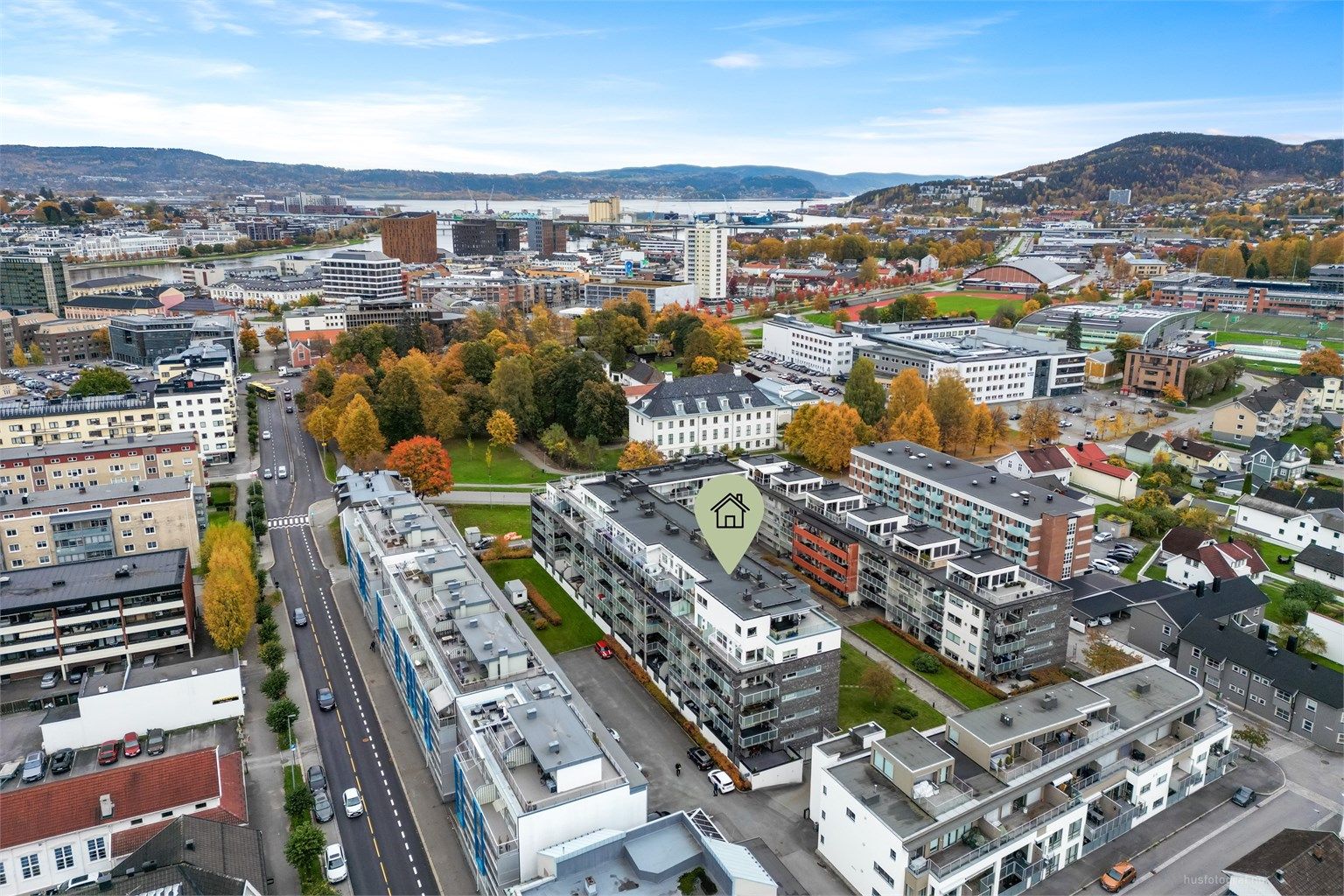 Leiligheten har en meget attraktiv og sentral beliggenhet i Nybyen, i en rolig sidegate nær Museumsparken.
Foto: Haiman Askari.