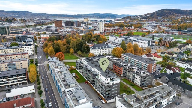 Leiligheten har en meget attraktiv og sentral beliggenhet i Nybyen, i en rolig sidegate nær Museumsparken.
Foto: Haiman Askari.