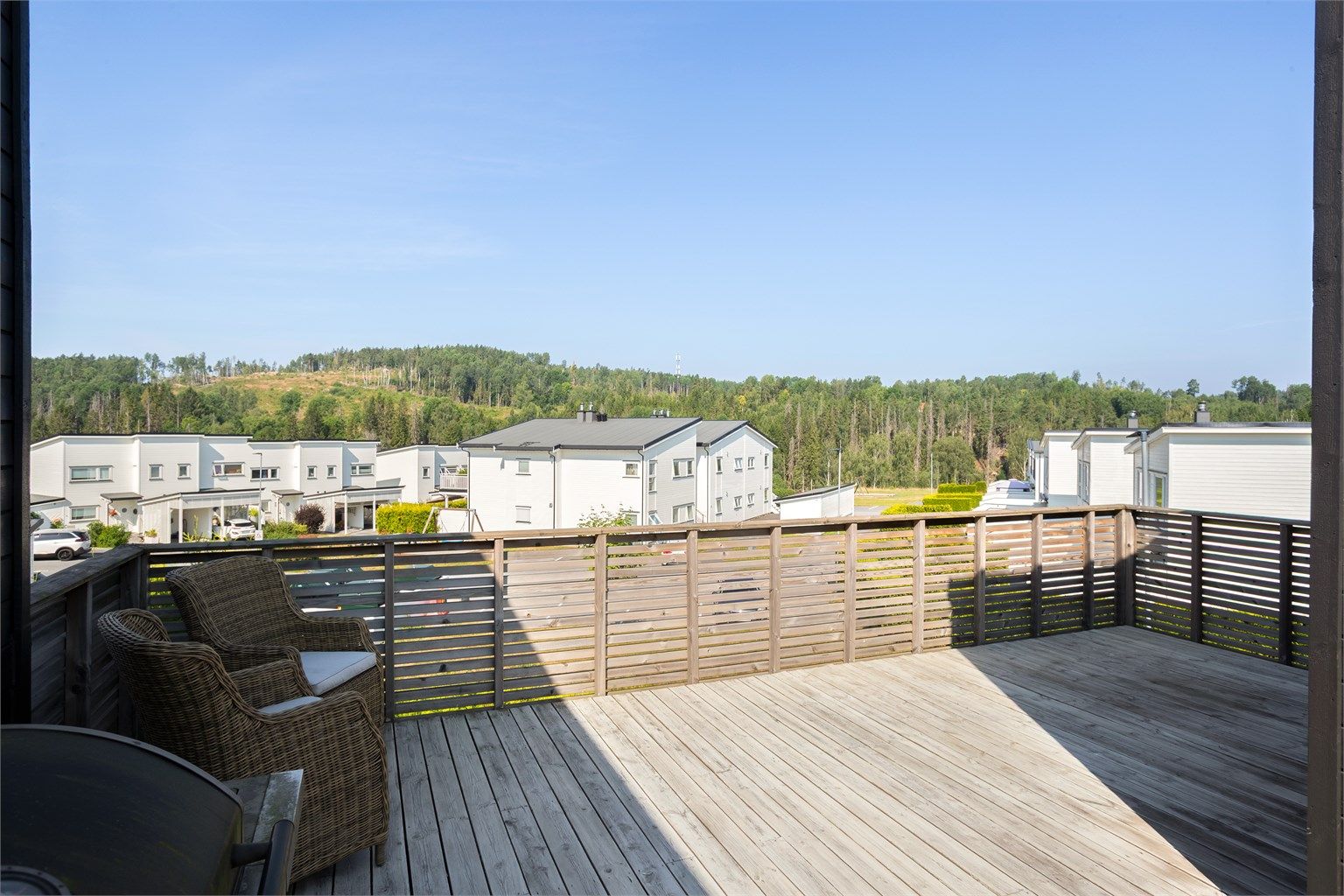 Takterrassen har god plass til flere sittegrupper.