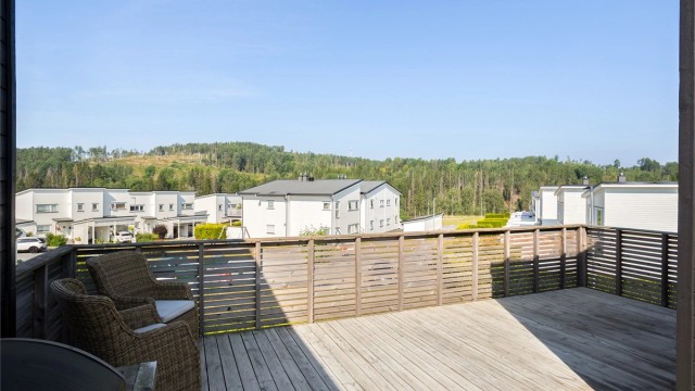 Takterrassen har god plass til flere sittegrupper.