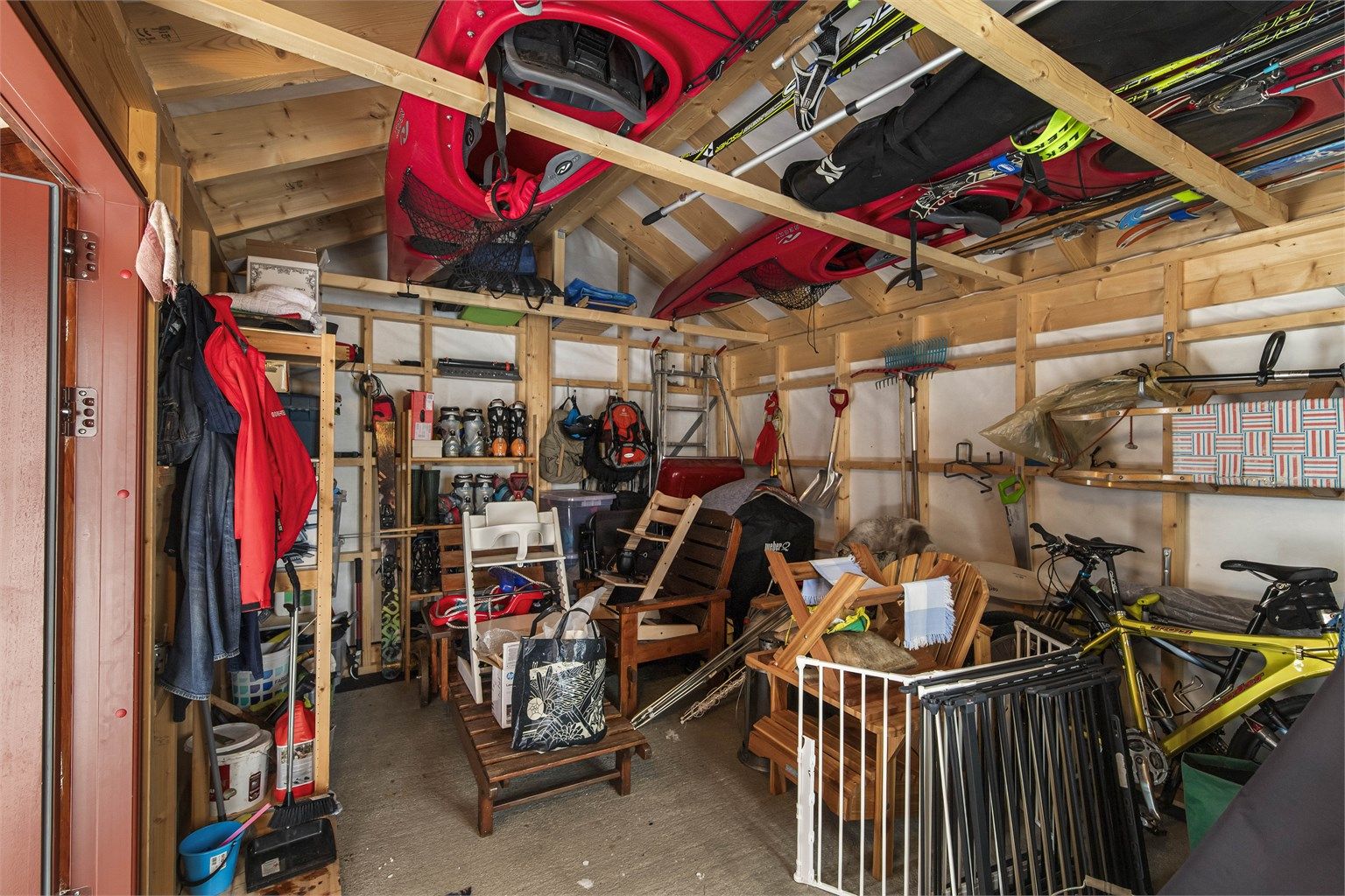 Den frittstående uteboden på 16 m² gir rikelig med lagringsplass for ski, sykler og annet utstyr.