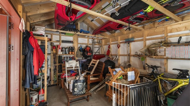 Den frittstående uteboden på 16 m² gir rikelig med lagringsplass for ski, sykler og annet utstyr.