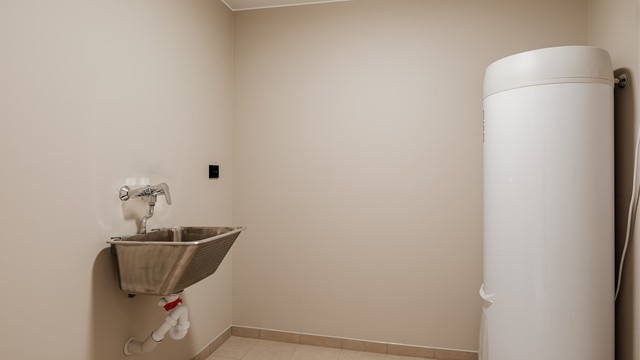 Eget vaskerom med gulvfliser med varmekabler og sluk i gulvet. Opplegg for vaskemaskin og tørketrommel. Varmtvannsberederen på 300 liter er plassert i vaskerommet