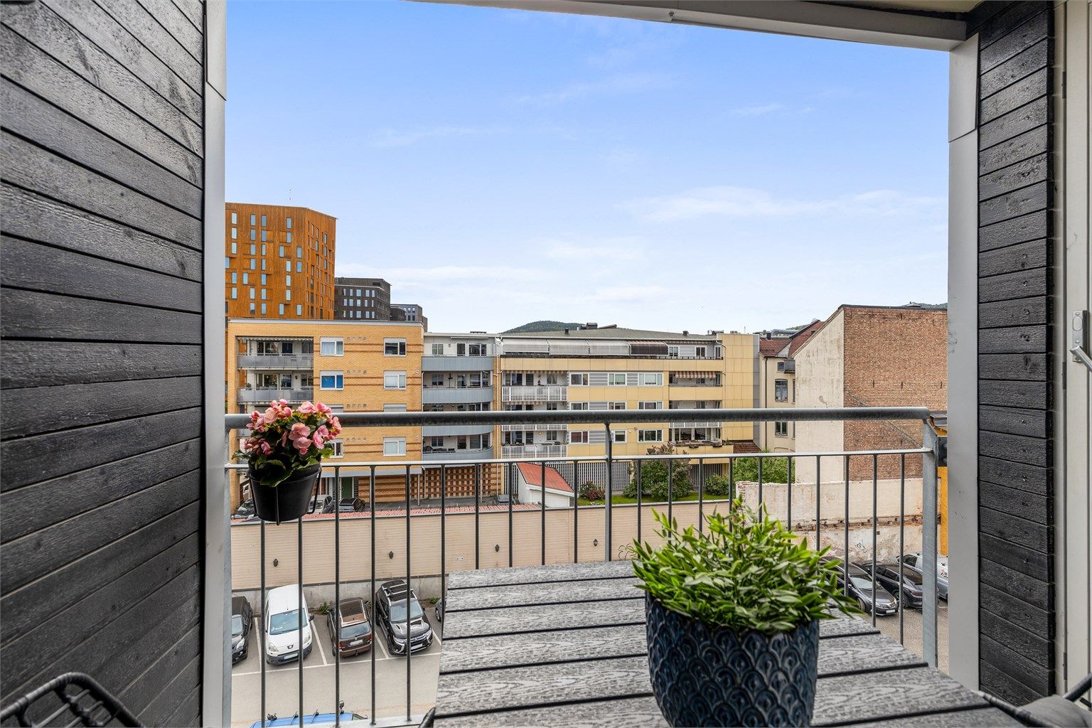 Sol fra morgen til ca. kl. 14.00-15.00 (midtsommerstid) iflg. selger