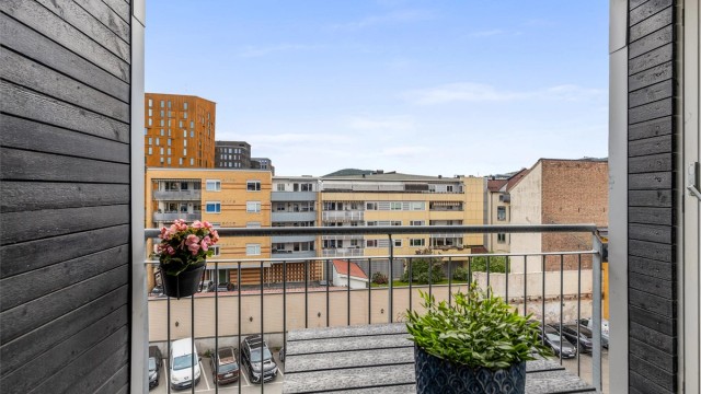 Sol fra morgen til ca. kl. 14.00-15.00 (midtsommerstid) iflg. selger