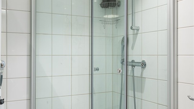 Dusjhjørne med innfellbare dører i herdet glass