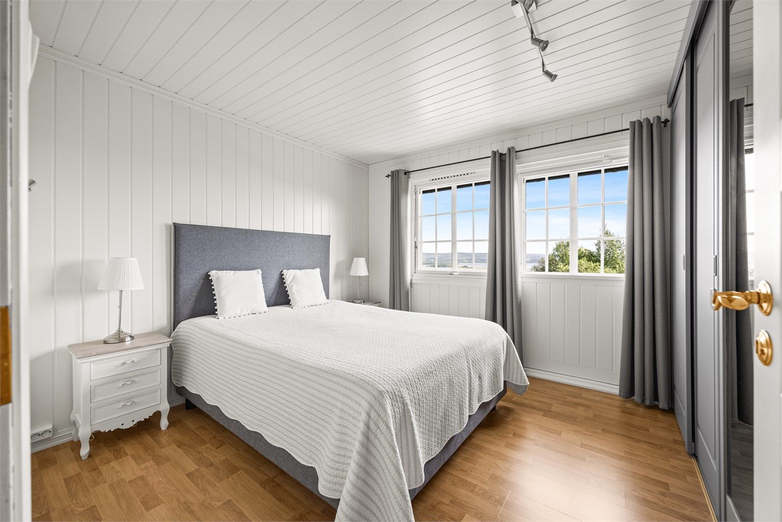 Hovedsoverommet i andre etasje har god plass til dobbeltseng og garderobe.