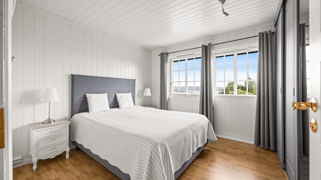 Hovedsoverommet i andre etasje har god plass til dobbeltseng og garderobe.