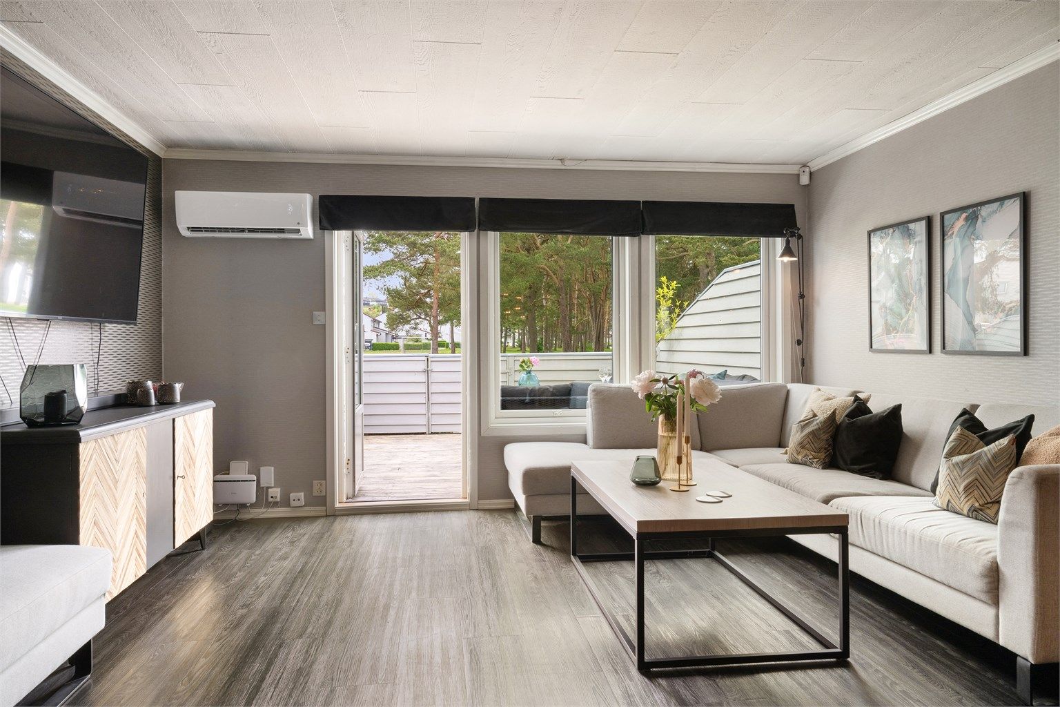 Stue har utgang til romslig terrasse med gode solforhold. 