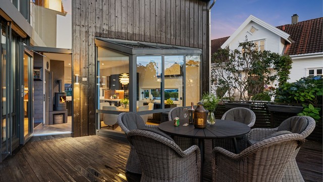 Terrassen knyttes sammen med kjøkkenet via den store glassdøren.