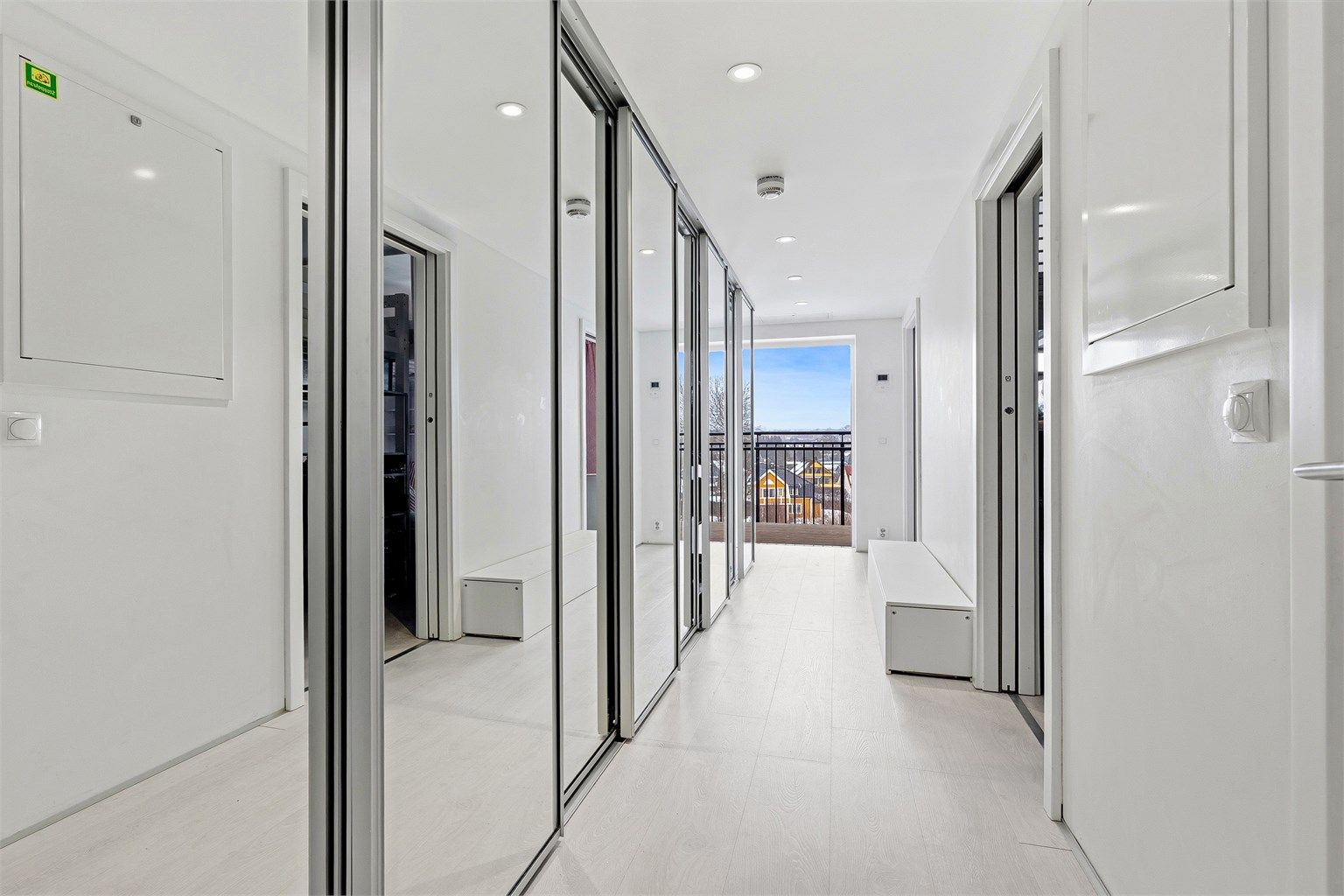 Her er det gulvvarme i den første delen av entreen og downlights i nedsenket himling.