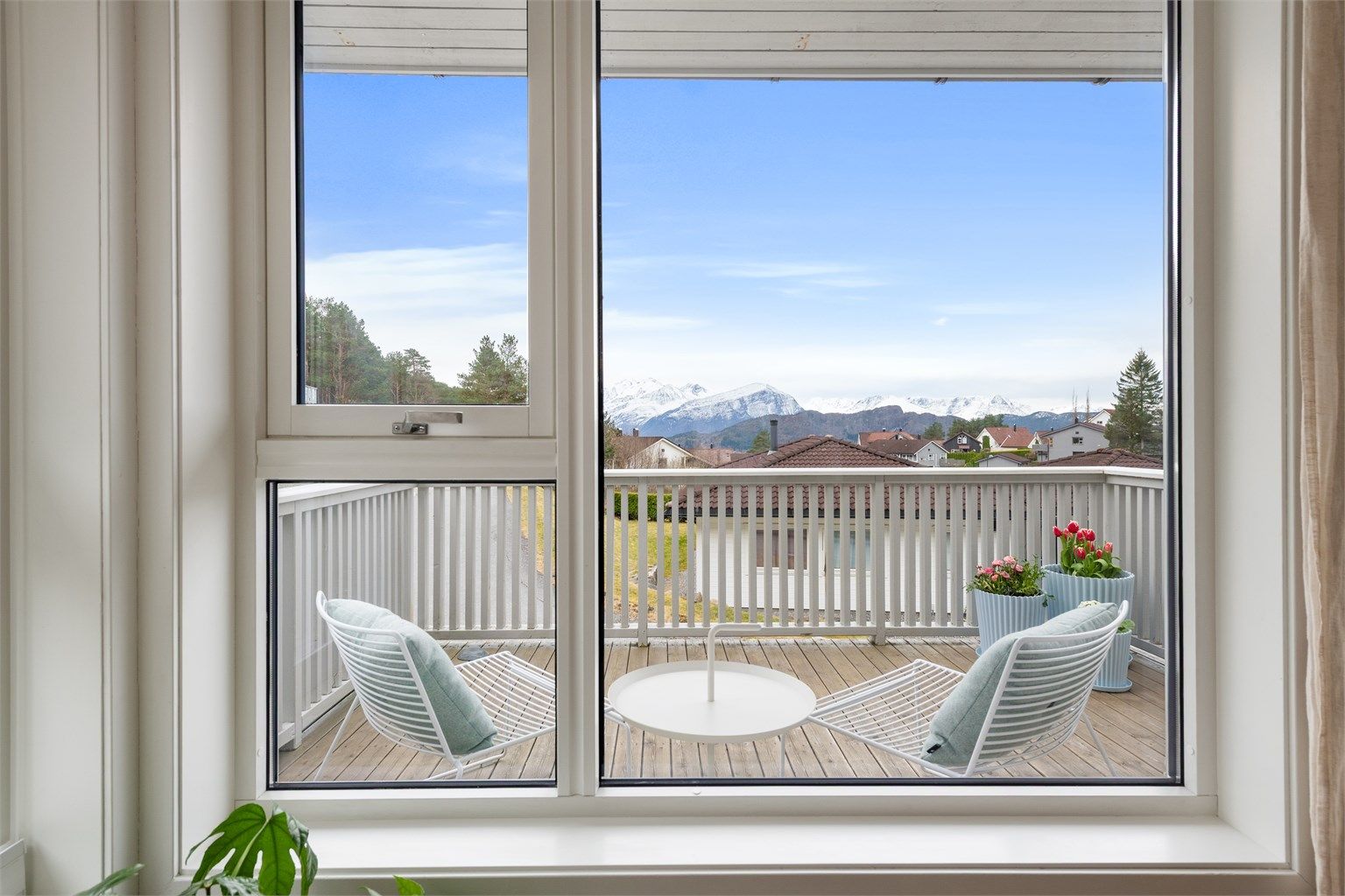 Den sørvendte balkongen har god plass til en sittegruppe.