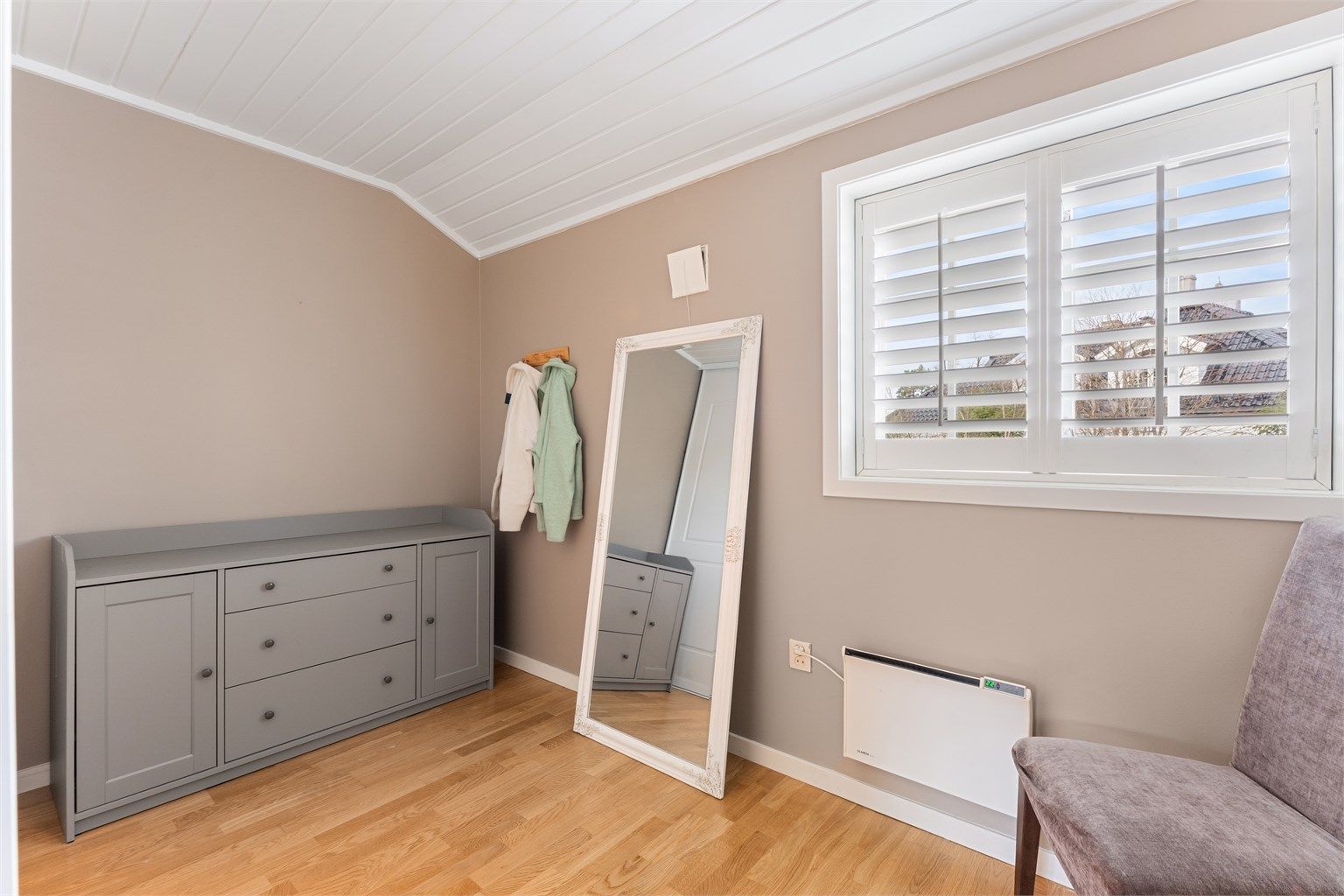 Det tredje soverommet i andre etasje har, som de andre, vinduer med trelags isolerglass.