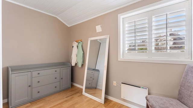 Det tredje soverommet i andre etasje har, som de andre, vinduer med trelags isolerglass.