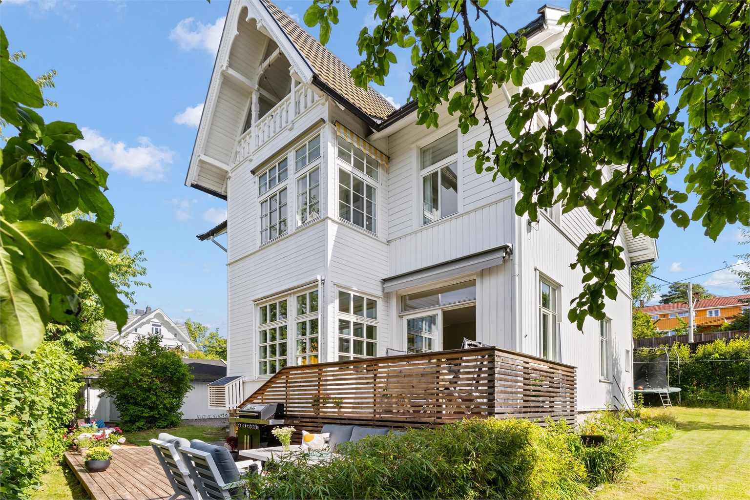 Velkommen til Seterveien 5C - Pen og solrik leilighet i klassiske villa "Sætervold"| Direkte utgang til terrasse og hage | Garasje | Idyllisk beliggenhet innerst i en privat stikkvei
