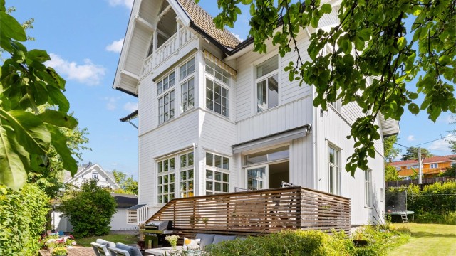 Velkommen til Seterveien 5C - Pen og solrik leilighet i klassiske villa "Sætervold"| Direkte utgang til terrasse og hage | Garasje | Idyllisk beliggenhet innerst i en privat stikkvei