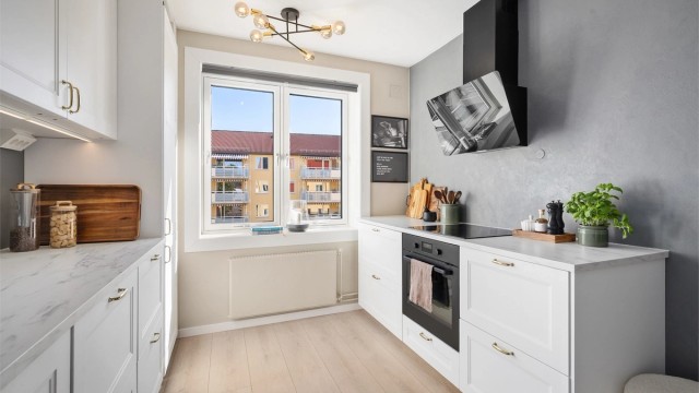 Kjøkkenet ble pusset opp i 2022 og har et moderne og tidsriktig uttrykk