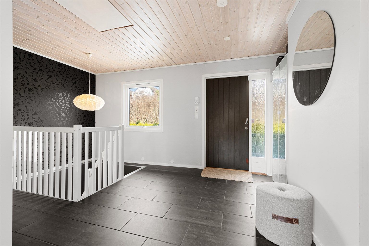 Hall/trapperom og inngangsparti i hovedetasjen 