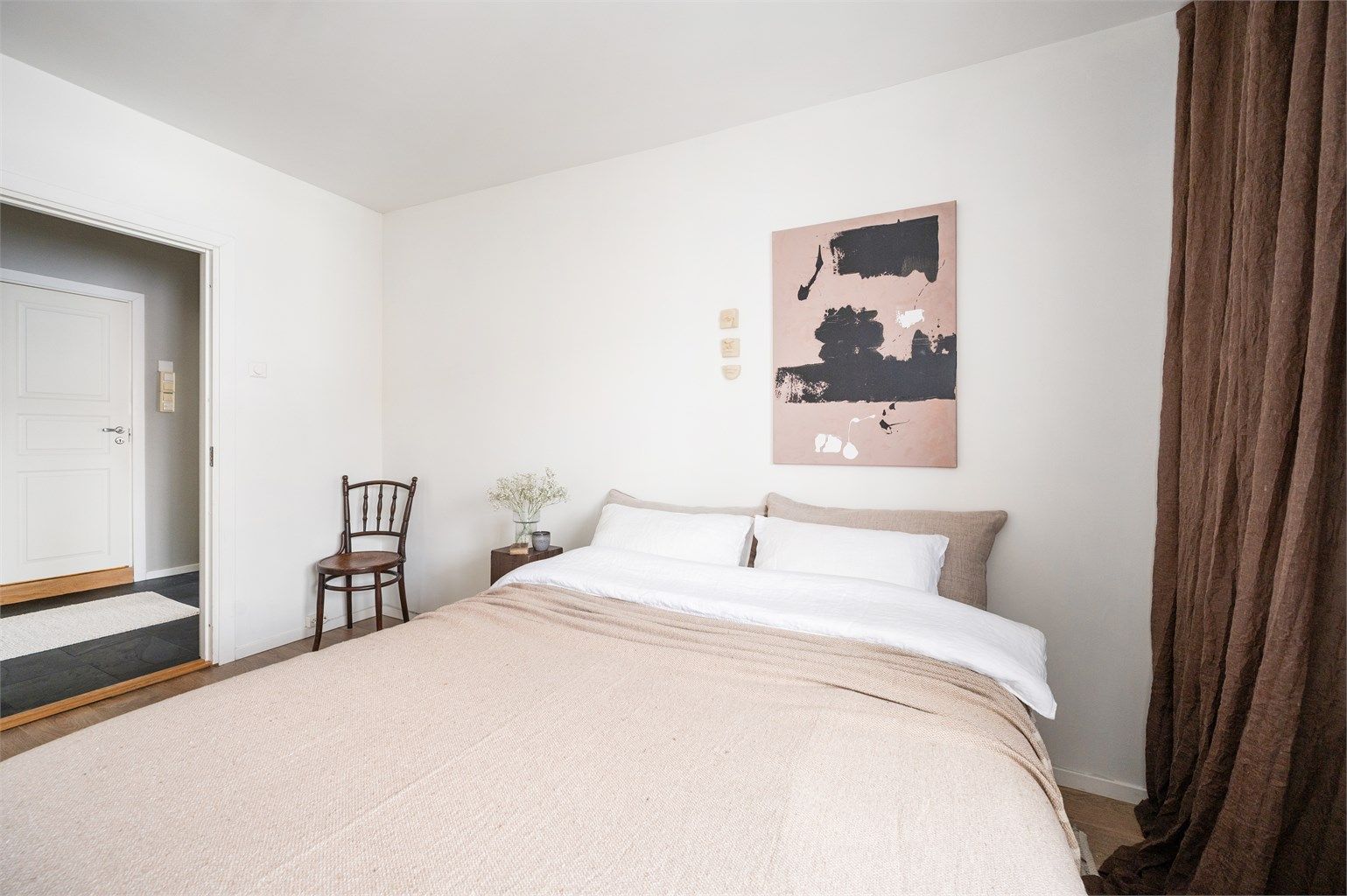 Her er det god plass til dobbeltseng og tilhørende møblement.