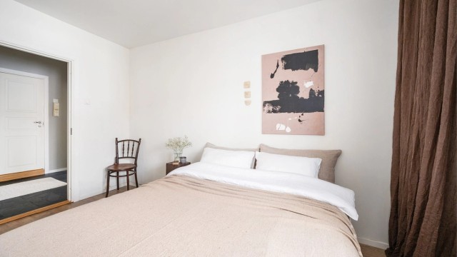 Her er det god plass til dobbeltseng og tilhørende møblement.