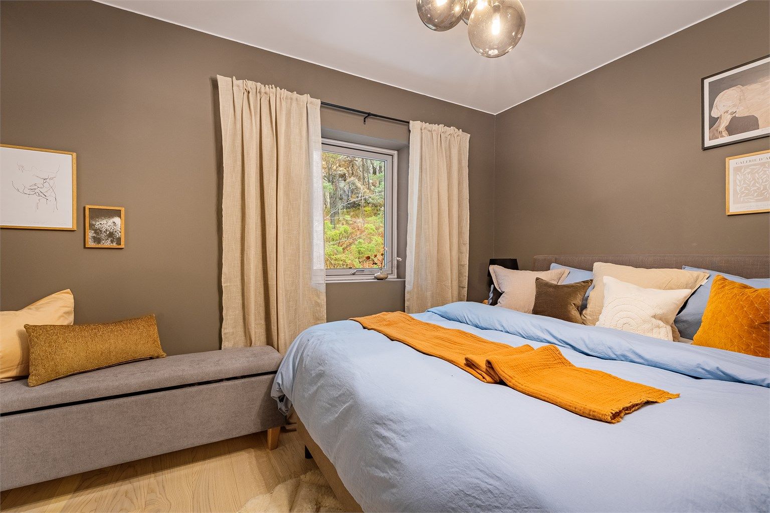 - Soverommet er vendt mot nordøst og man våkner til morgensol gjennom vinduet -