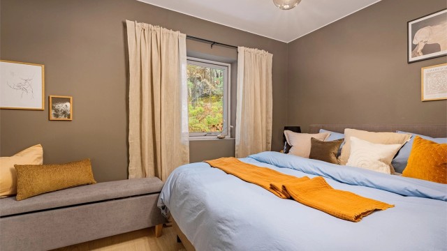 - Soverommet er vendt mot nordøst og man våkner til morgensol gjennom vinduet -