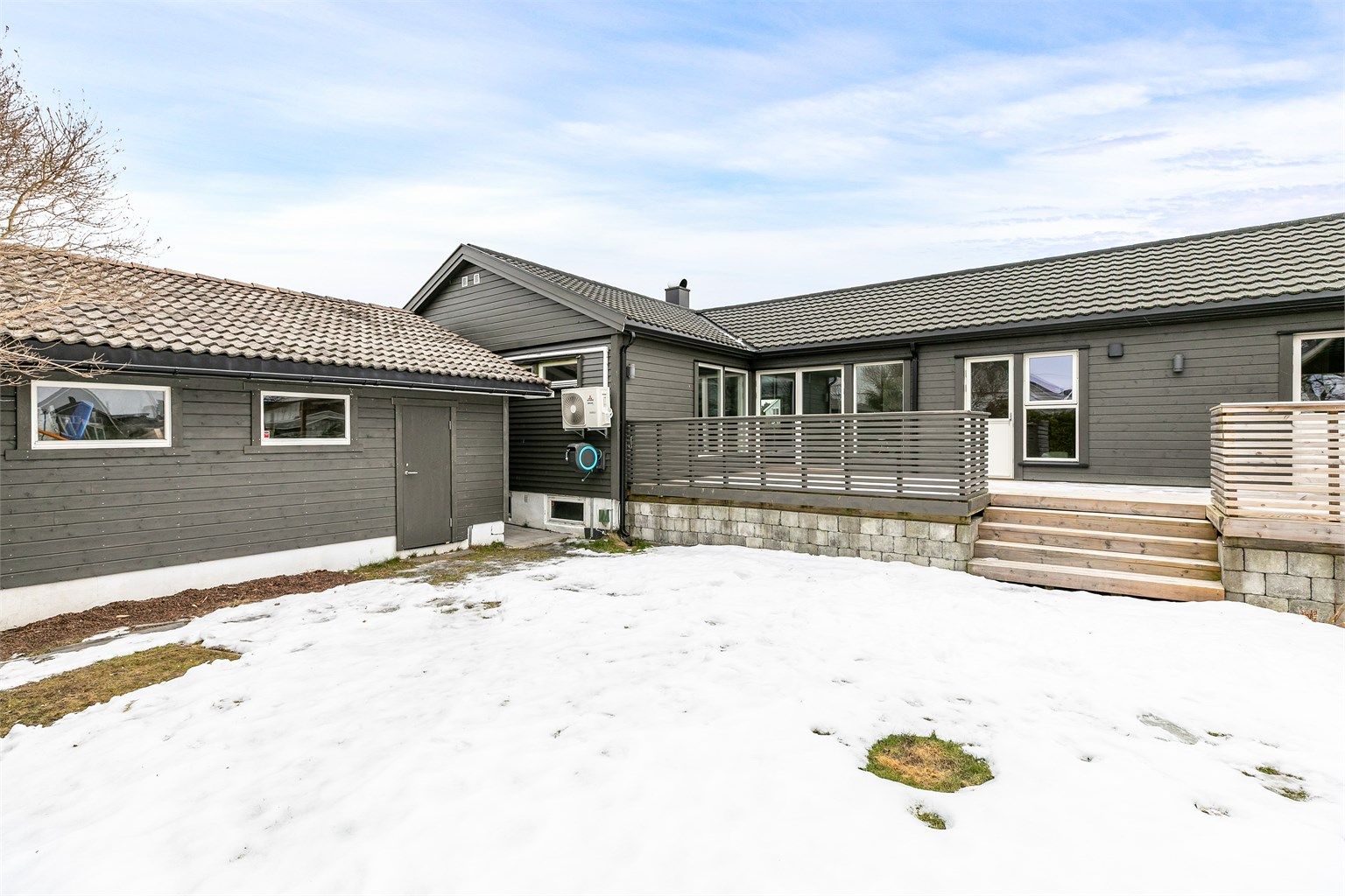 Terrassen er også nylig renovert. Kledningen på så vel eneboligen som garasjen ble malt i 2025.
Fotograf; Børge Oppegård.