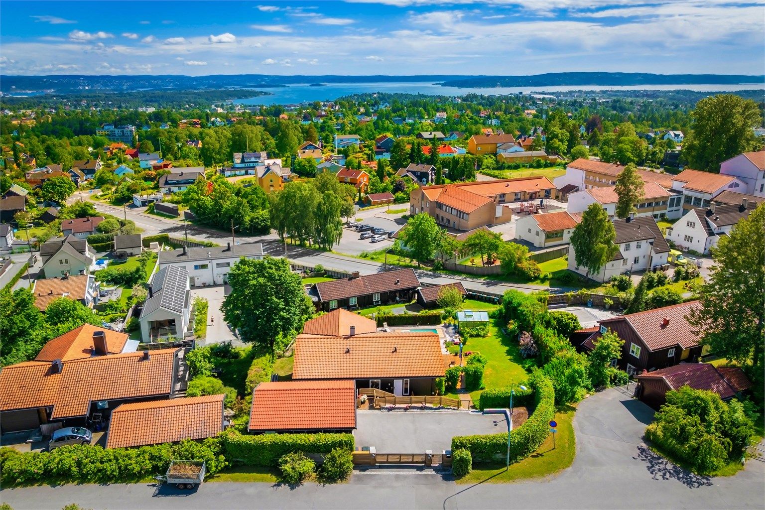 Grav skole og Steinerskolen i Bærum ligger kun få minutters gange unna.