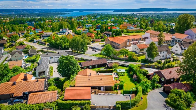 Grav skole og Steinerskolen i Bærum ligger kun få minutters gange unna.