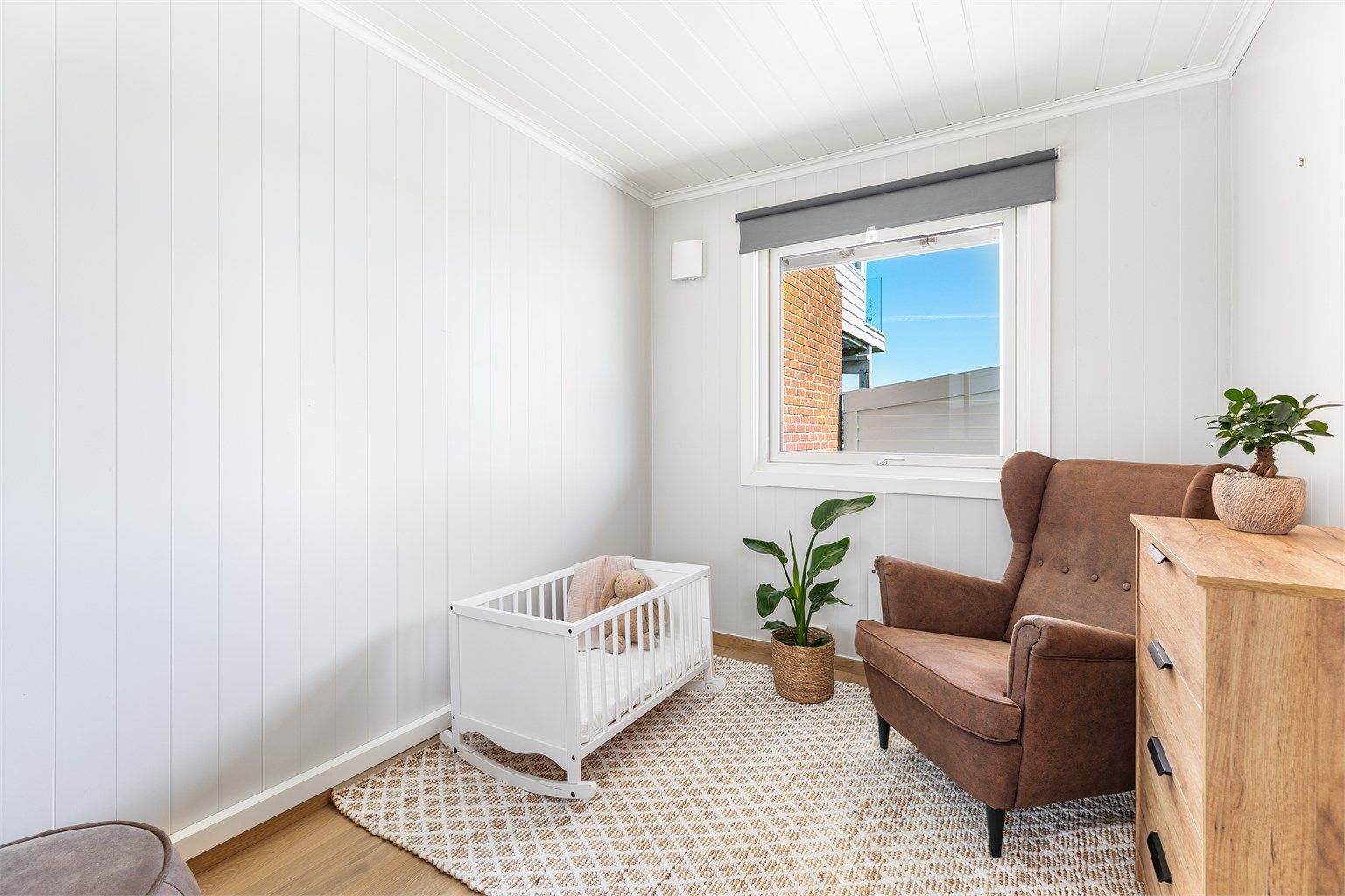 Vinduene i soverommene på nedre plan ble skiftet ut i 2017.