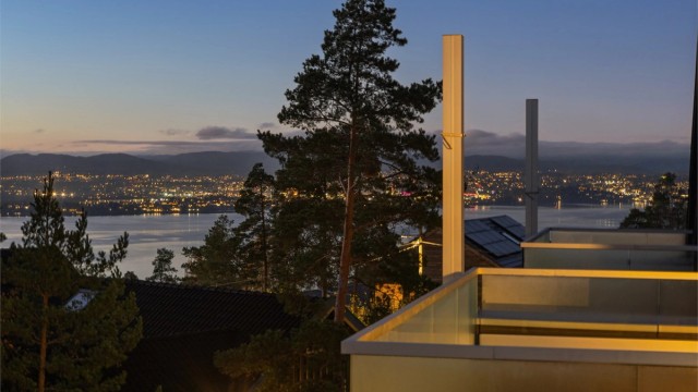 Fra takterrassen får du et vakkert utsyn over Oslofjorden, med kveldssolen som farger åsene i varme, stemningsfulle nyanser – en nydelig ramme for rolige kvelder og gode øyeblikk. Foto: Per Oscar Skjellnan v/Efkt
