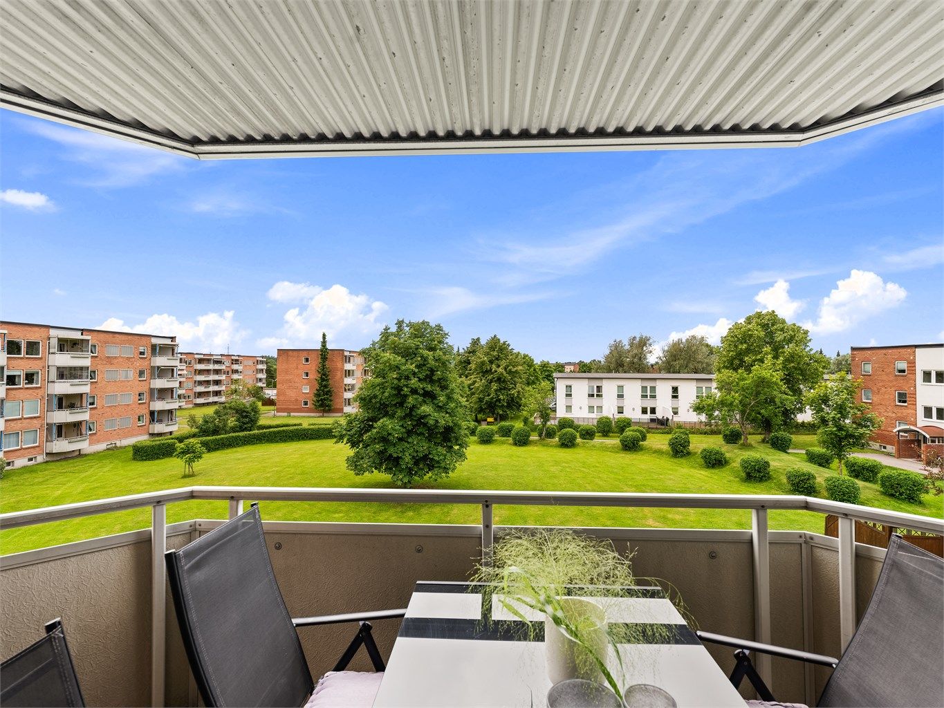 Borettslagets store og parkmessige fellesarealer utgjør et pent skue fra balkongen. Avstanden til øvrige bebyggelse innebærer lite innsyn.