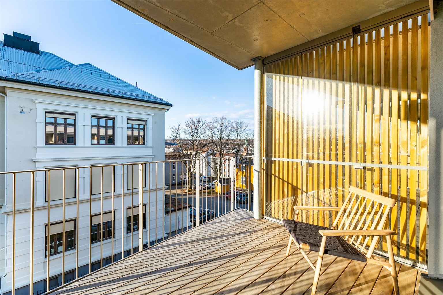 På verandaen er det i tillegg til gode solforhold også utsyn i retning Jeløy. Skjermende glass er montert på den nordre siden.