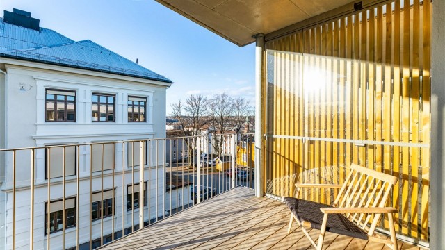 På verandaen er det i tillegg til gode solforhold også utsyn i retning Jeløy. Skjermende glass er montert på den nordre siden.