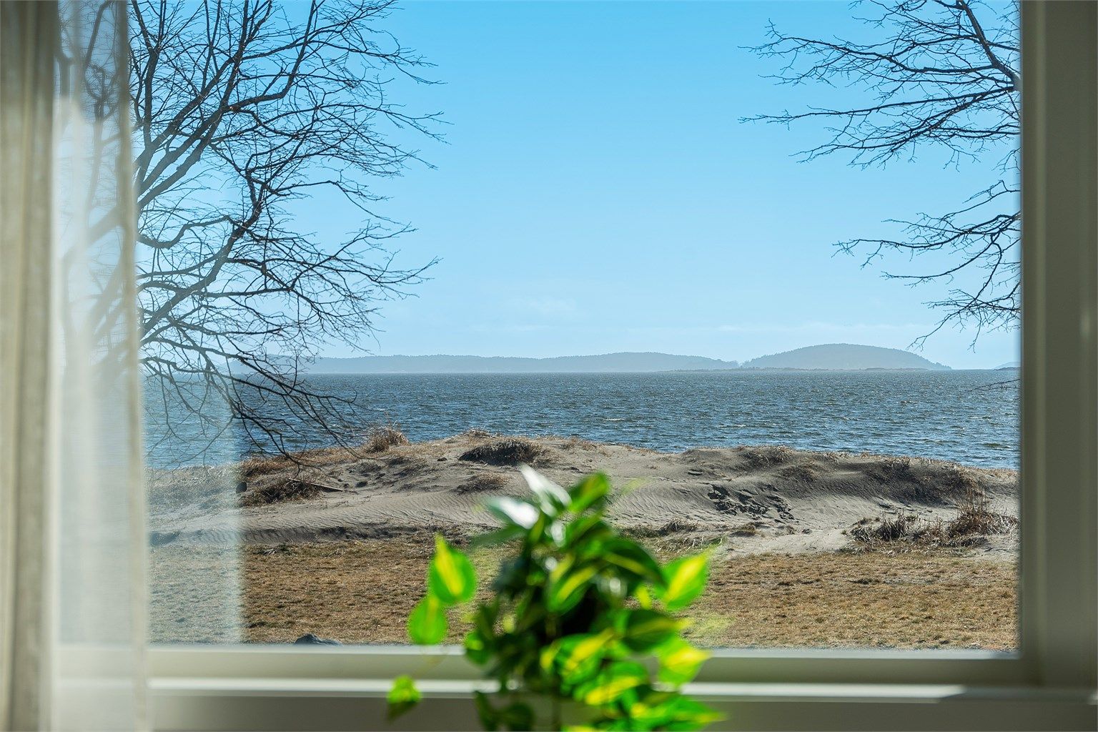 Nærkontakt med sjøen fra alle rom som vender mot fronten.