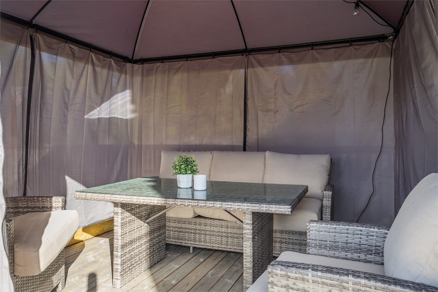 Det er montert paviljong på terrassen