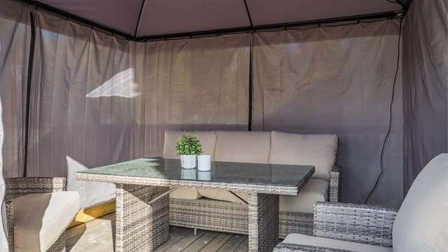 Det er montert paviljong på terrassen