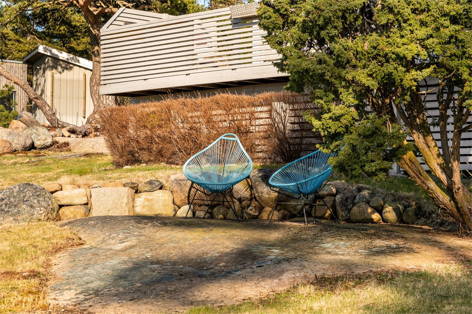 I terrenget rundt hytta er det flere steder å sette seg ned og følge solens gang dagen gjennom.