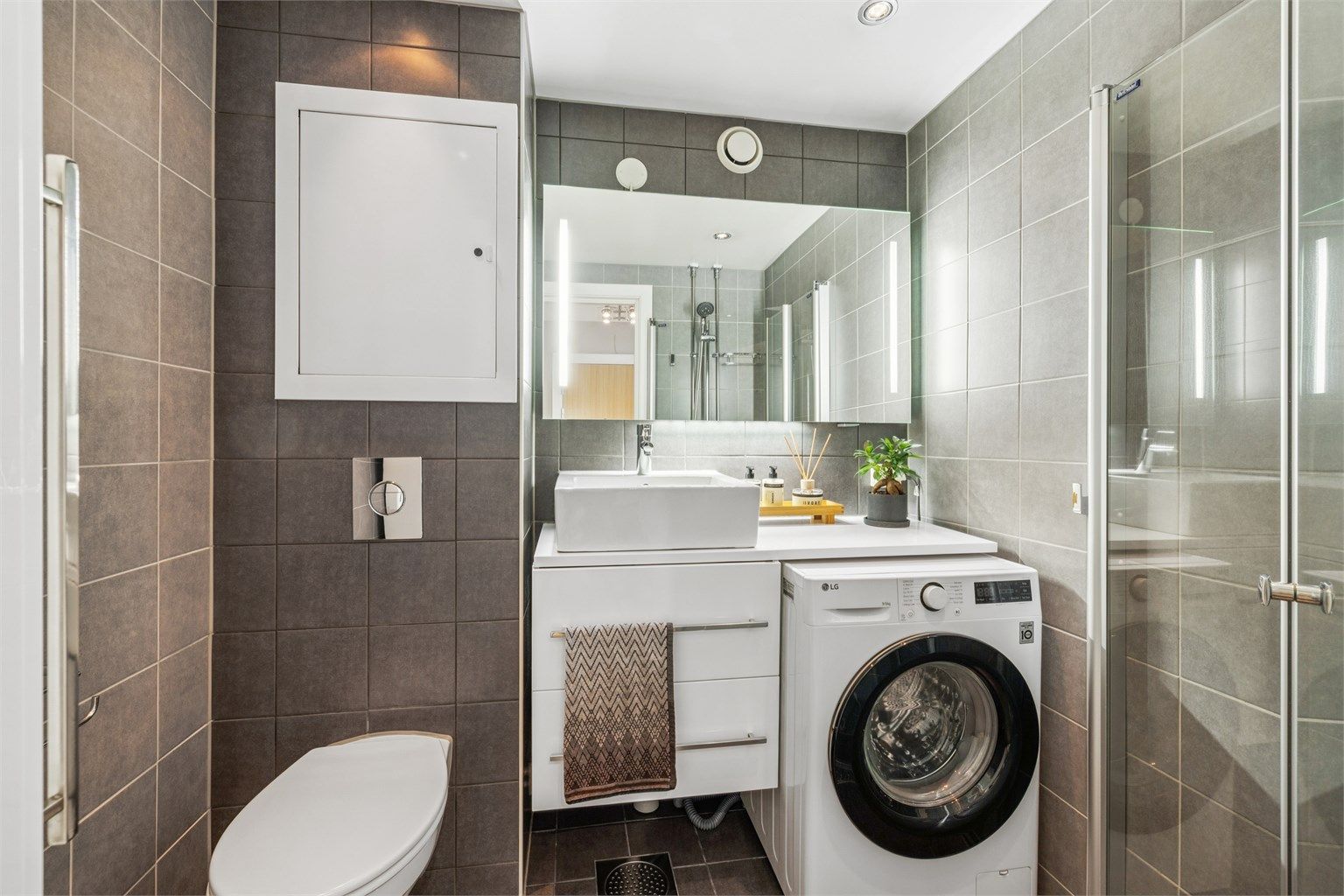 Flislagt bad med gulvvarme. Badet ble renovert i regi av borettslaget.